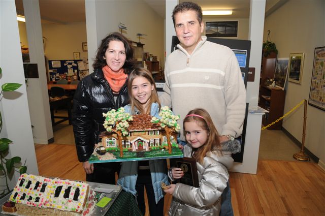 The Dowd family with Essex County Executive Joseph N. DiVincenzo, Jr. and their winning entry (Photo by Glen Frieson)