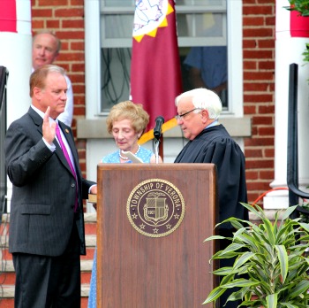 Bob Manley being sworn in as mayor, with his mother and Judge Richard Camp.