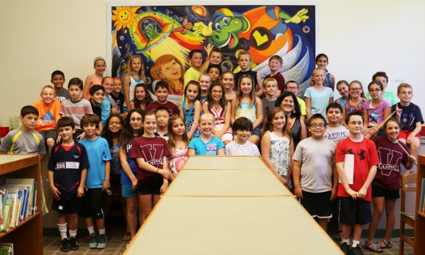 Laning 4th grade legacy mural with artist 2